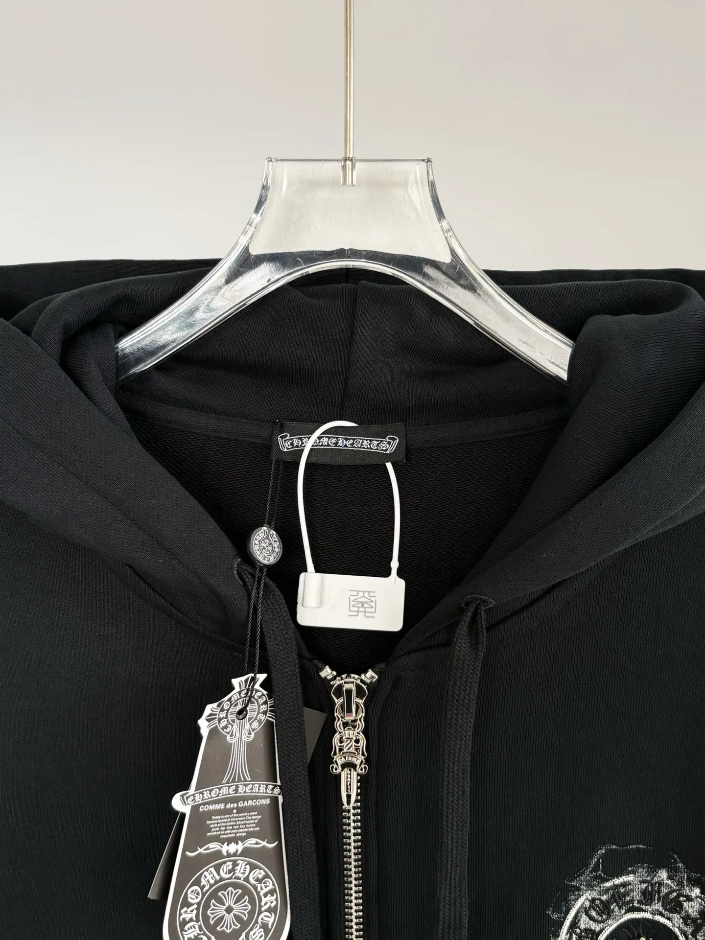 P390 [High Quality] Chrome Hearts Embroidered Horseshoe Rivets🪡+Watermark Letters‼ ️Hooded open-chest sweatshirt *Customized 420g terry cotton fabric, soft, skin-friendly and comfortable *Embroidery process: front horseshoe print + rivet embroidery *A very simple and elegant classic continuation. It is unparalleled in terms of upper body comfort, interpreting your luxury and taste, and creating your fashion style and charm. Three complete standards. Same style for men and women. 𝐂𝐎𝐋𝐎𝐔𝐑: black/light yellow 𝐒𝐈𝐙𝐄: S-XL